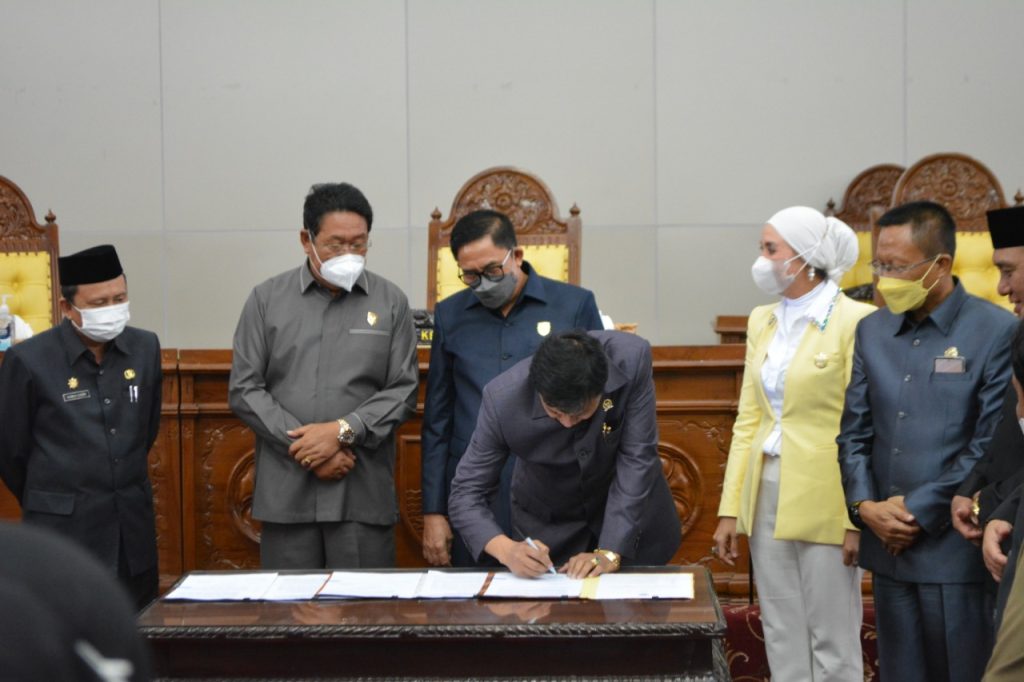 Rapat Paripurna Perihal Pendapat Akhir Fraksi-fraksi Terhadap Raperda Tentang Rencana Perlindungan dan Pengelolaan Lingkungan Hidup serta Pengambilan Keputusan dan Penandatanganan bersama