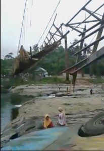 Jembatan putus 1 Minibus Jatuh ke sungai