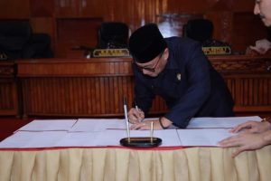 Rapat Paripurna dipimpin Ketua DPRD, Barli Halim, S.E