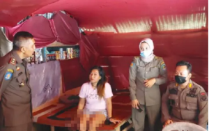 Satuan Polisi Pamong Praja (Satpol PP) Bengkulu Tengah (Benteng) mendatangi semua warung makan dan minum hingga warung remang – remang (Warem) yang berada di kawasan Liku Sembilan,