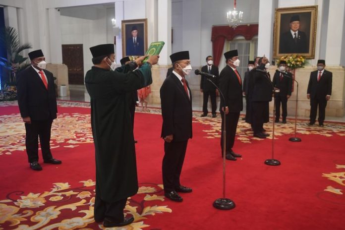 Jokowi Resmi Lantik Zulkifli Hasan sebagai Mendag, Hadi Tjahjanto Menteri ATR