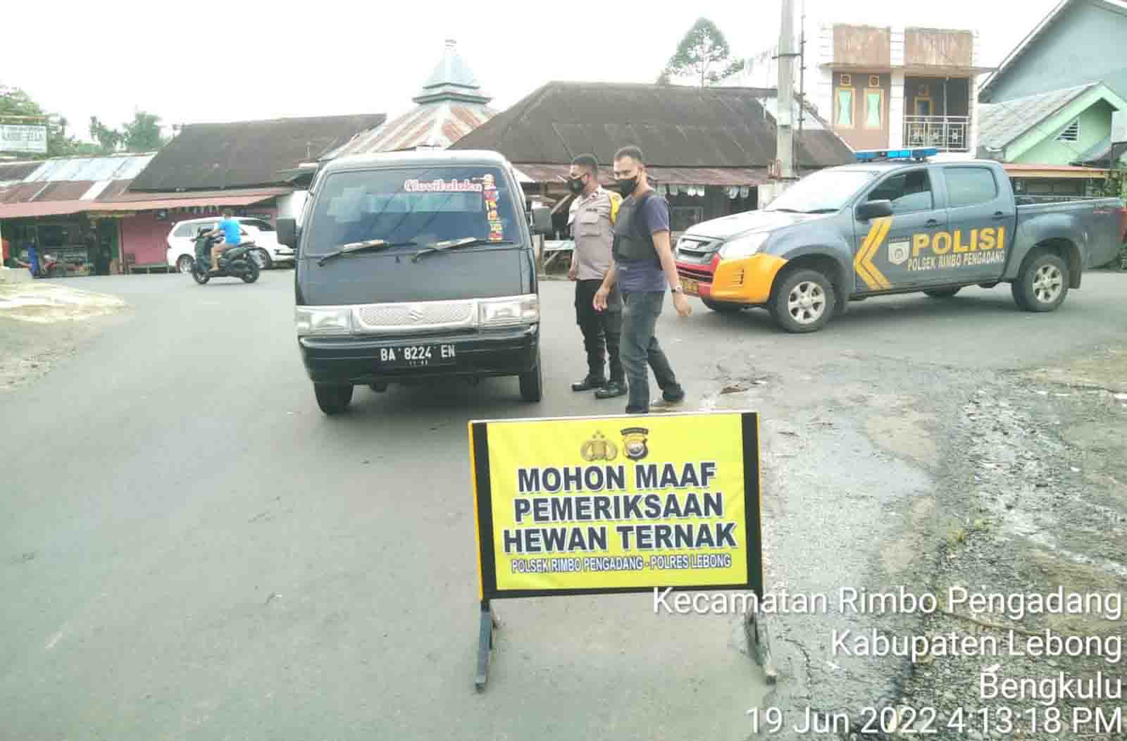 Cegah Penularan PMK, Polisi Jaga Perbatasan Kabupaten