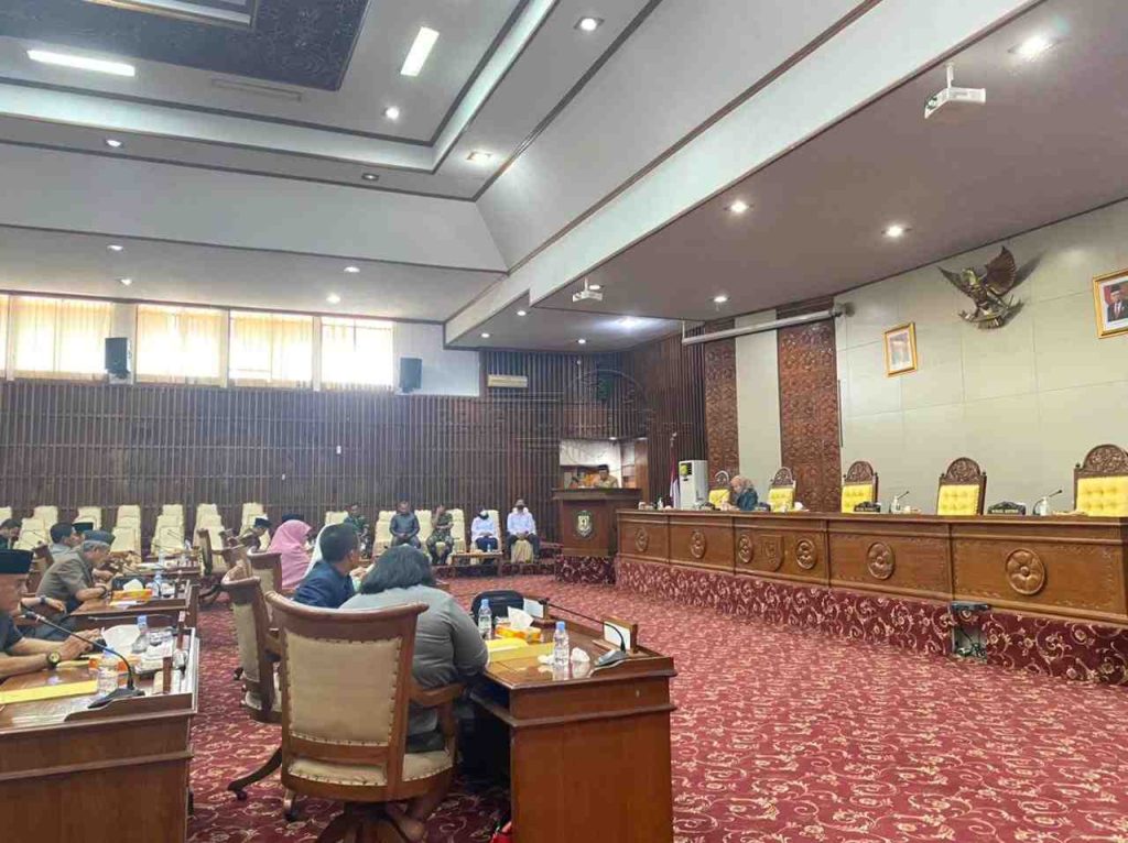 DPRD Provinsi Gelar Rapat Paripurna Mendengar Jawaban Gubernur Tentang Pelaksanaan APBD DPRD Provinsi Gelar Rapat Paripurna Mendengar Jawaban Gubernur Tentang Pelaksanaan APBD