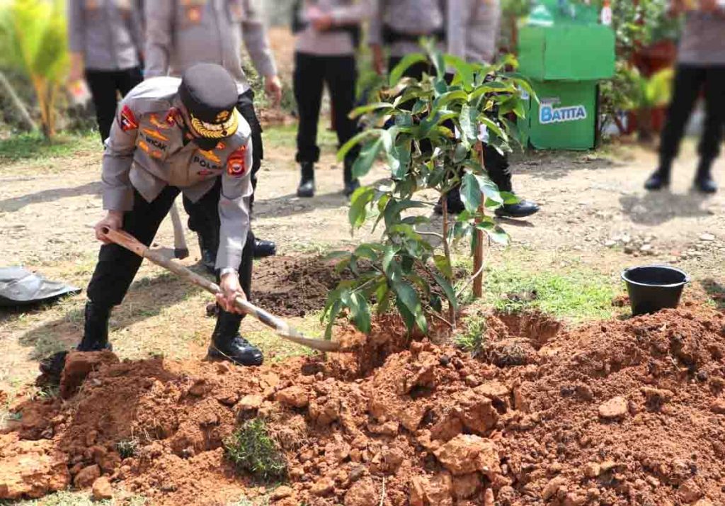 Kunker Ke Seluma, Kapolda Bengkulu Lakukan Penghijauan