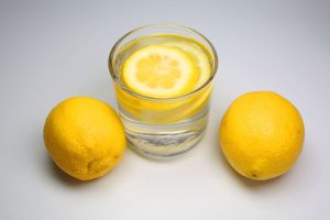 Kaum Hawa Harus Tau, Manfaat Minum Air Lemon Hangat Sebelum Tidur