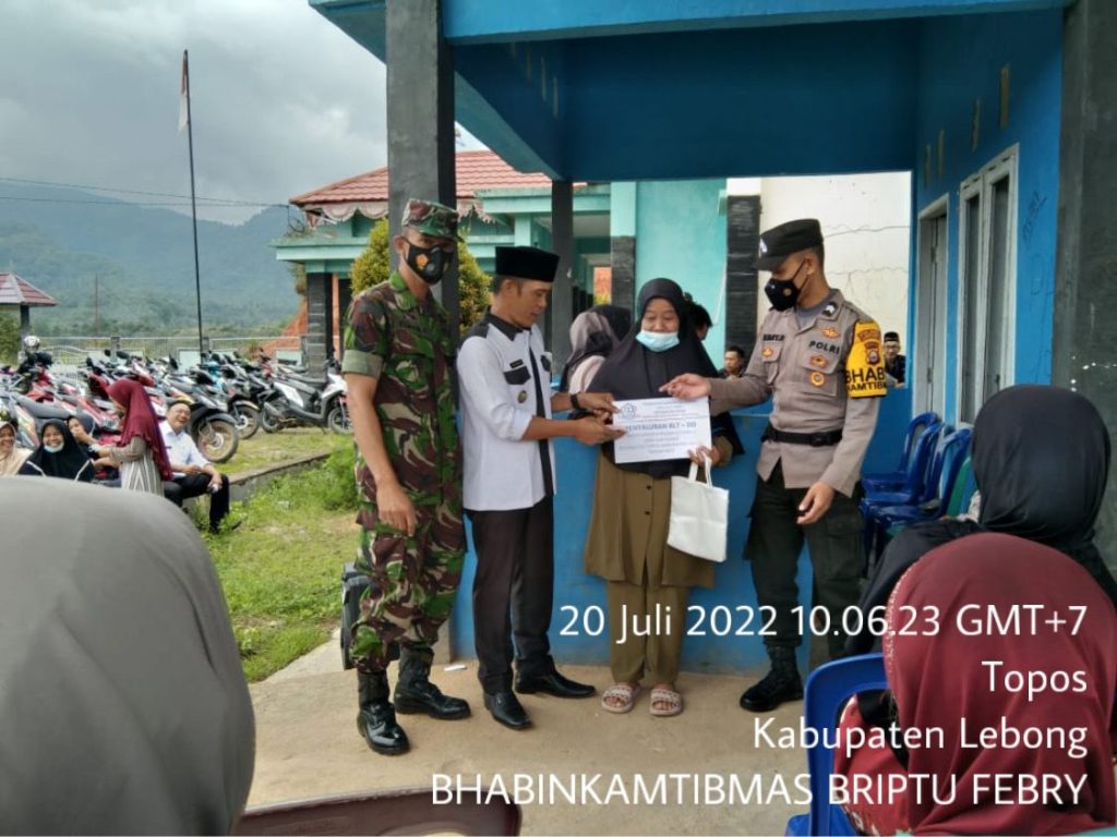 Bhabinkamtibmas Polsek Rimbo Pengadang Kawal Penyaluran BLT-DD Tahap II Tahun 2022