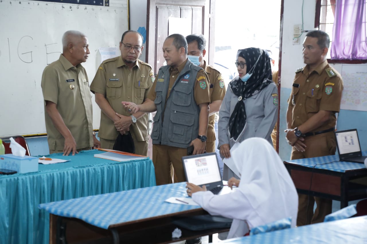Bupati Surya Tinjau Pelaksanaan ANBK
