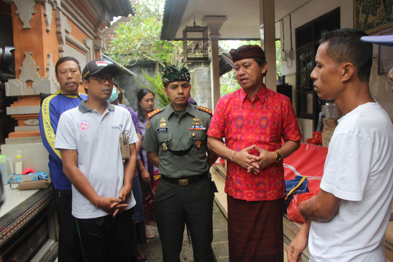 Dandim Klungkung dan Bupati Serahkan Bantuan Untuk Warga Terdampak Bencana