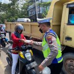 Polres Tanjungpinang Berbagi Ratusan Paket Makanan Kepada Pengendara