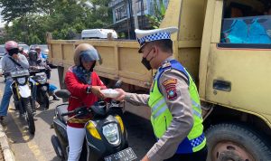 Polres Tanjungpinang Berbagi Ratusan Paket Makanan Kepada Pengendara