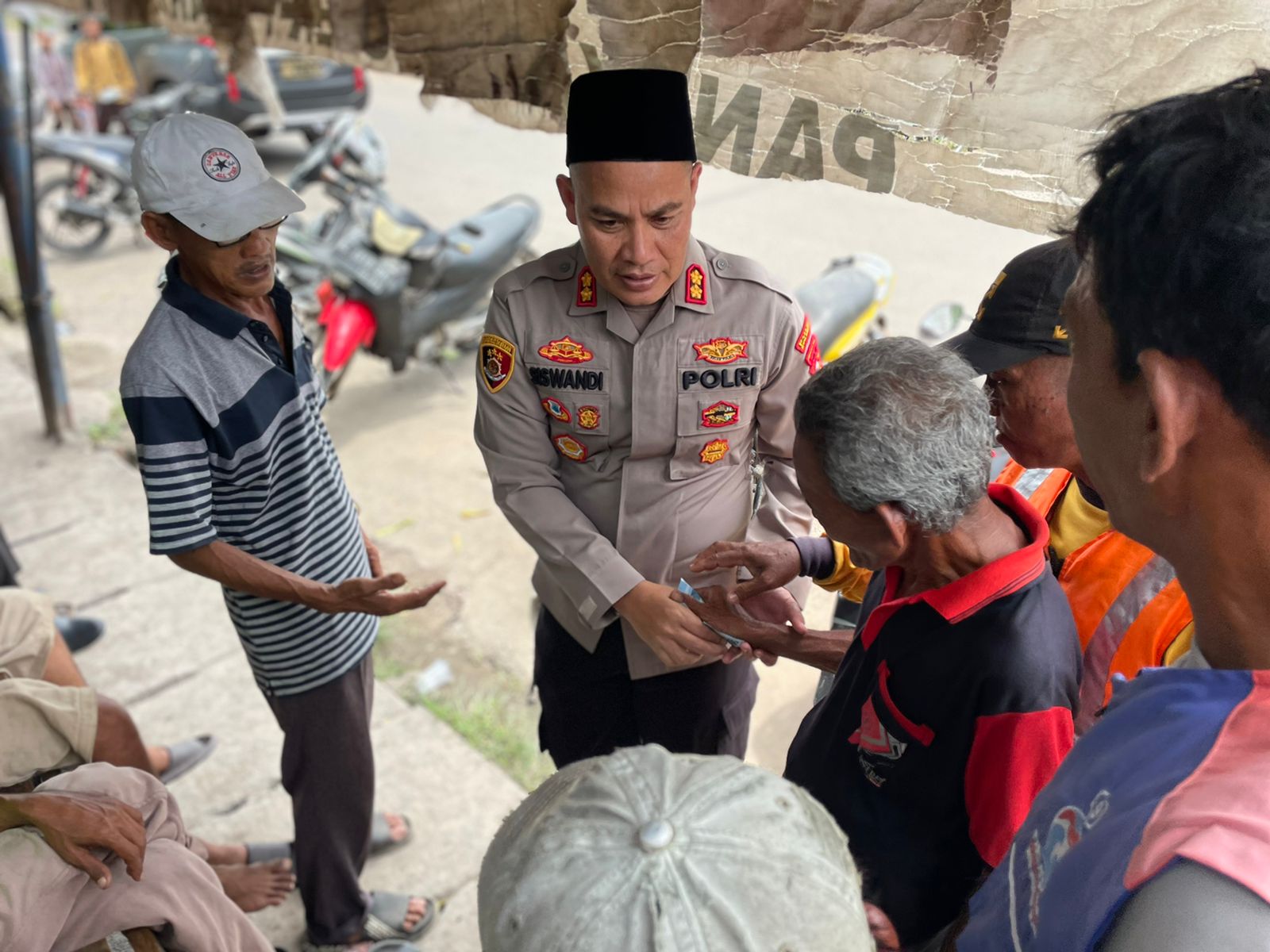 Kapolres Muba AKBP Siswandi Sik SH MH Jumat ini (28-10-2022), disela-sela kesibukannya dan rutinitas pekerjaan menyempatkan diri mengunjungi dan menyapa para