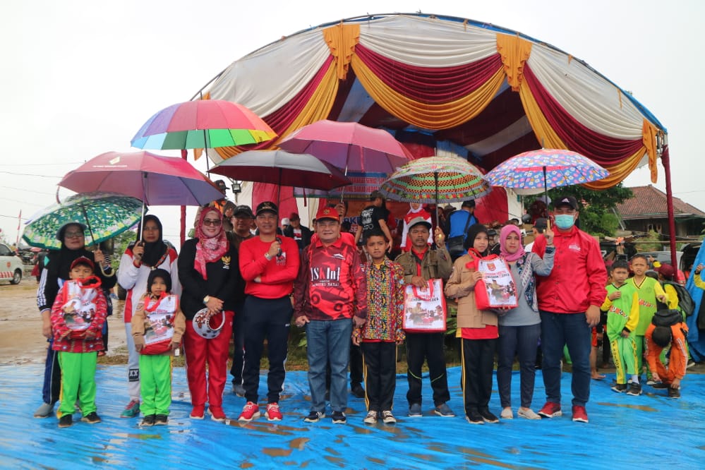 Penyerahan Bantuan Seragam Secara Simbolis Oleh Bupati Lampung Barat