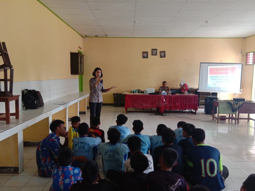 Binluh Disekolah, Sat Binmas Polres BU Sampaikan Bahaya Kenakalan Remaja