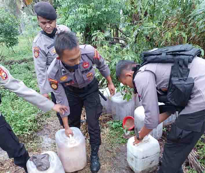 Penertiban Rumah Produksi Miras Polres Benteng Sita Ratusan Liter Tuak