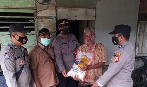 Polsek Mukomuko Selatan Kembali Berikan Bantuan Sembako Kepada Warga yang Sakit