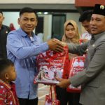 Parosil Mabsus dan Mad Hasnurin Menyerahkan 2043 Bantuan Seragam Gratis Secara Simbolis