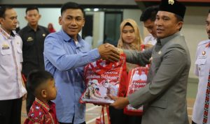 Parosil Mabsus dan Mad Hasnurin Menyerahkan 2043 Bantuan Seragam Gratis Secara Simbolis