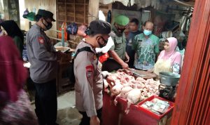 Jelang Tahun Baru Anggota Polsek Dan Koramil Limpung Blusukan Pasar