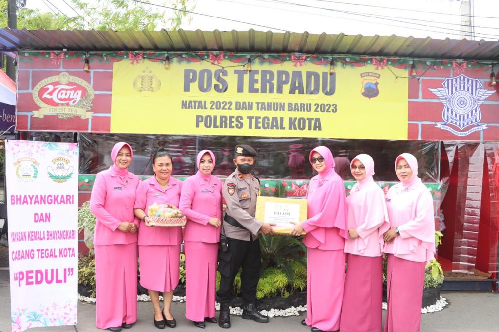 Berikan Support Kepada Anggota, Bhayangkari Cabang Tegal Kota Kunjungi Pos Pengamanan Nataru