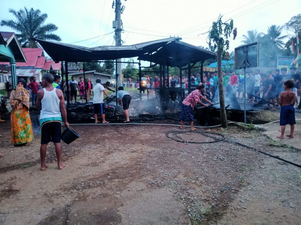 Diduga Konsleting Listrik Warung Manisan Ludes Terbakar