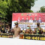 Jelang Nataru, Polres Batang Bersama Forkopimda Musnahkan Ribuan Botol Miras