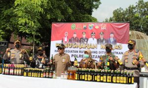Jelang Nataru, Polres Batang Bersama Forkopimda Musnahkan Ribuan Botol Miras