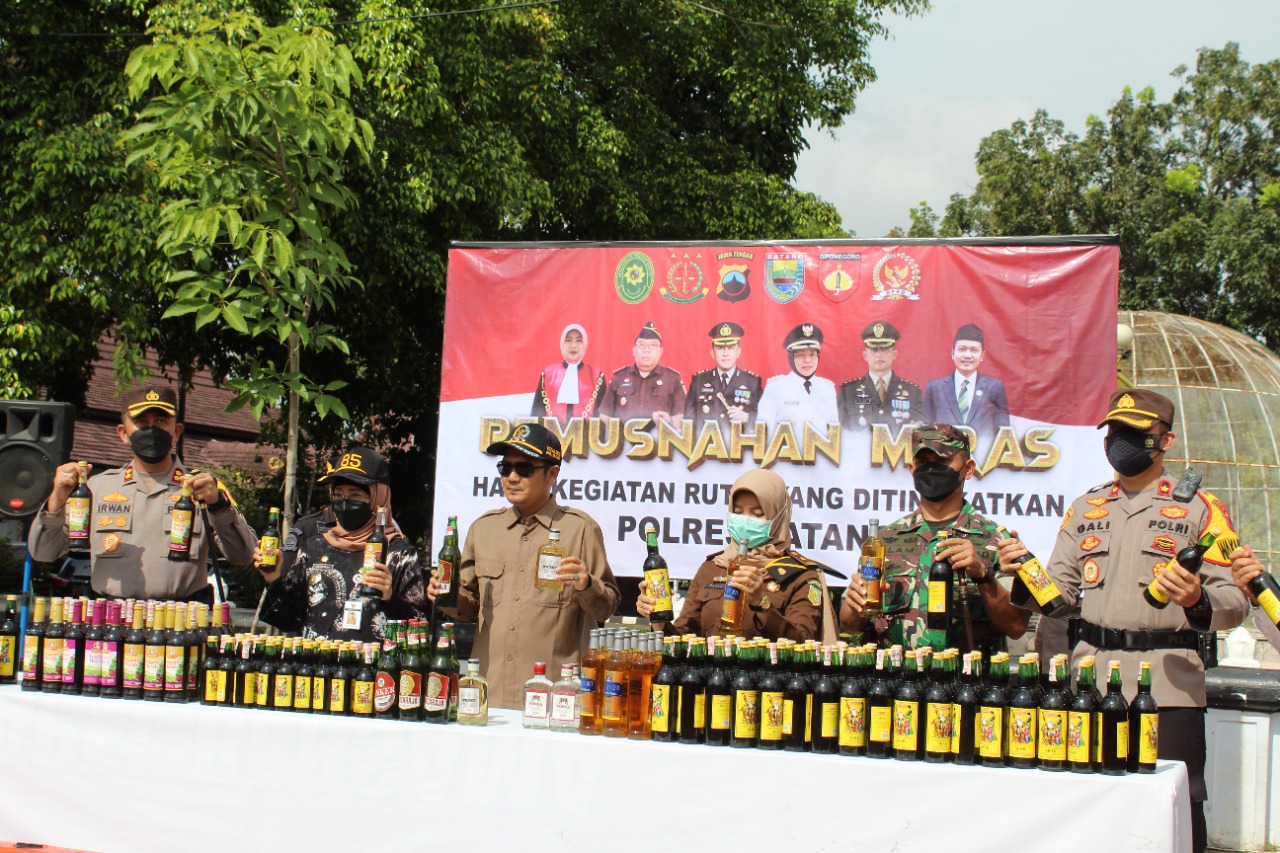 Jelang Nataru, Polres Batang Bersama Forkopimda Musnahkan Ribuan Botol Miras
