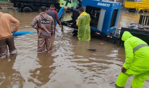 Sat  Lantas Polres Baubau Lakukan Rekayasa Arus Lalu Lintas Akibat Genangan Air