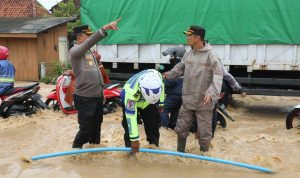 Basah Kuyup Kapolres Kendal Turun Langsung Evakuasi Warga Terdampak Banjir
