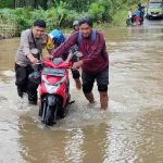 Polisi Bersama Warga Gotong Royong Evakuasi Truk Terjebak Banjir