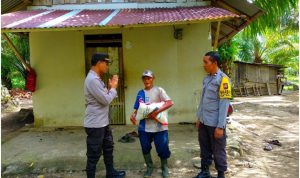 Peduli Sesama, Polsek Mukomuko Utara Bagikan Beras Kepada Warga Kurang Mampu