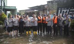 Kapolda Jateng Tinjau Lokasi Banjir di Kaligawe Hingga Marina Kota Semarang