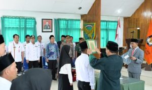 75 peserta PKK perwakilan dari 15 Kecamatan yang ada di Lampung Barat (Lambar) telah dilakukan pengambilan sumpah