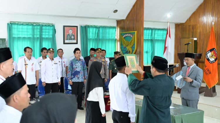 75 peserta PKK perwakilan dari 15 Kecamatan yang ada di Lampung Barat (Lambar) telah dilakukan pengambilan sumpah