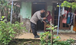 Bhabinkamtibmas Peduli, Bripka Suhartono Berikan Sembako