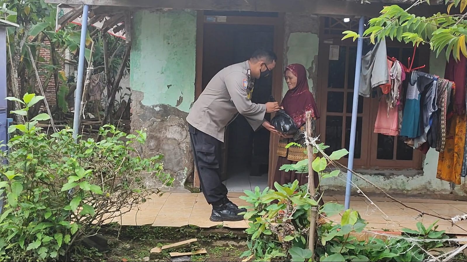 Bhabinkamtibmas Peduli, Bripka Suhartono Berikan Sembako