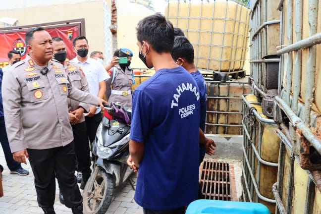 Polisi Grebek Tempat Penimbun BBM di Demak, 3 Pelaku Ditangkap