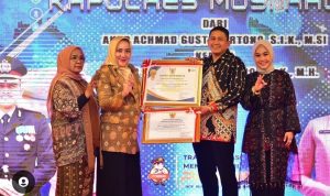 Bupati Hj Ratna Mahmud dan Wabup Hj Suwarti Burlian Memberikan penghargaan kepada AKBP Achmad Gusti Hartono serta Polres Musi Rawas