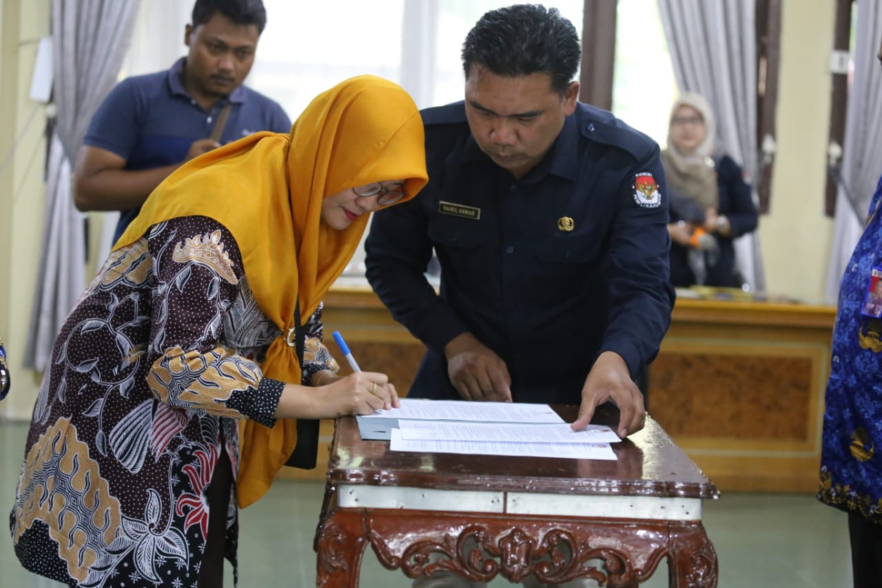 Penyerahan Surat Keputusan(SK)Sekretariat Panitia Pemilihan Kecamatan(PPK) & Penandatanganan Pakta Integritas Bagi Sekretariat PPK Lambar Dalam Pemilu Tahun 2024 Mendatang