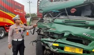 Diduga Sopir Kurang Konsentrasi, Truk Trailer Tabrak Truk Trailer depan truk trailer bernomor polisi L- 8055-UE mengalami kerusakan parah