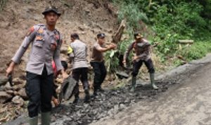 Pasca Tanah Longsor, Polres Kendal Bersama Warga Kerja Bakti Bersihkan Material Longsor