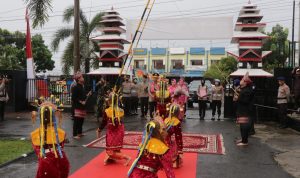 Injakkan Kaki Di Mapolda, Kapolda Bengkulu Disambut Tarian Dan Tabuhan Dol