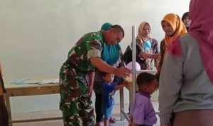 Wujudkan Balita Sehat, Babinsa Dampingi Petugas Kesehatan Berikan Layanan Posyandu