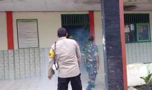 Cegah DBD, Babinsa dan Bhabinkamtibmas Dampingi Petugas Kesehatan Lakukan Fogging