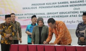 Sekda Bengkulu Hamka Sabri saat menyaksikan penandatanganan MoU program Ausbildung. Kamis, 16 Februari 2023