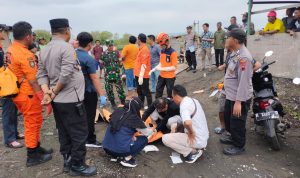 Jasad Pria Asal Kaliwungu yang Tenggelam di Aliran Sungai Wakak, Dievakusi Polsek Kaliwungu