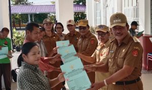 100 Kelompok Tani Menerima Akta Notaris Dari Bupati Nias Barat