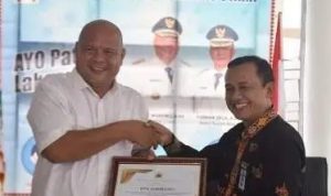 Cepat Dalam Proses Pentrasferan Dana Desa Semester II TA 2022, Bupati Nias Utara Terima Penghargaan Dari Kementrian Keuangan RI