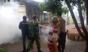 Cegah DBD, Bhabinkamtibmas Polsek Kangkung Dampingi Petugas Dinas Kesehatan Laksanakan Fogging