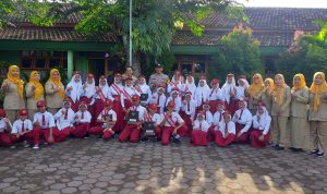 Jadi Pembina Upacara, Bhabinkamtibmas Polsek Weleri Berikan Arahan Kepada Pelajar SDN II Penaruban